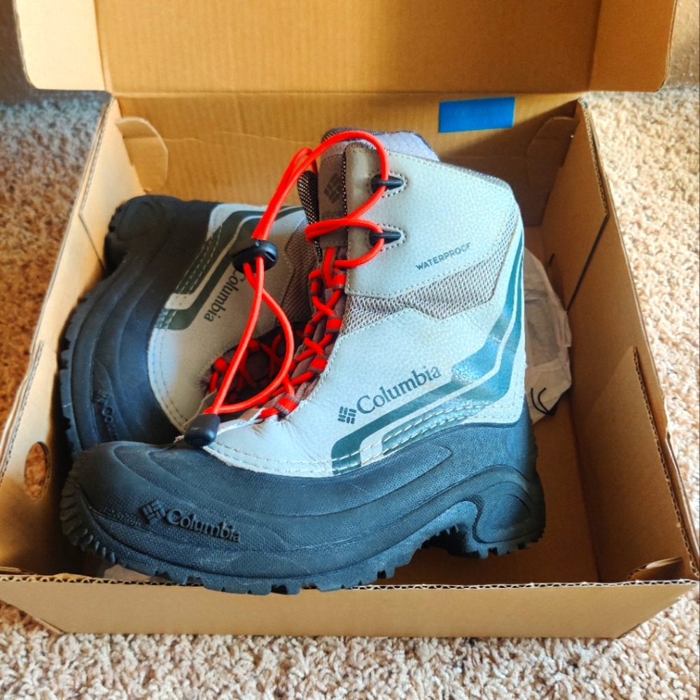 Columbia Youth Bugaboot Omni heat Size 5